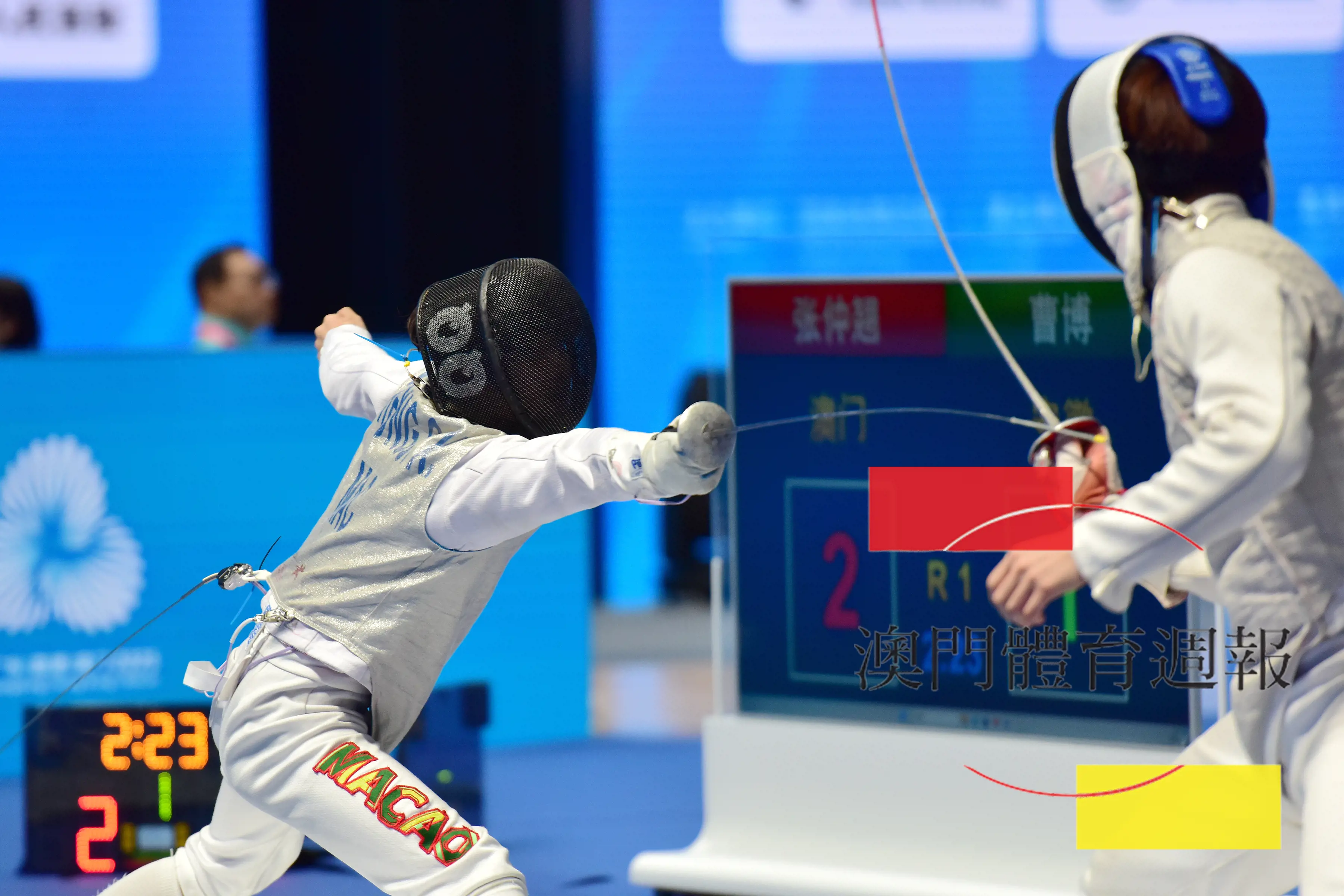 劍擊張仲翹（CHEONG CHONG KIO）(左)向對手進攻.jpg